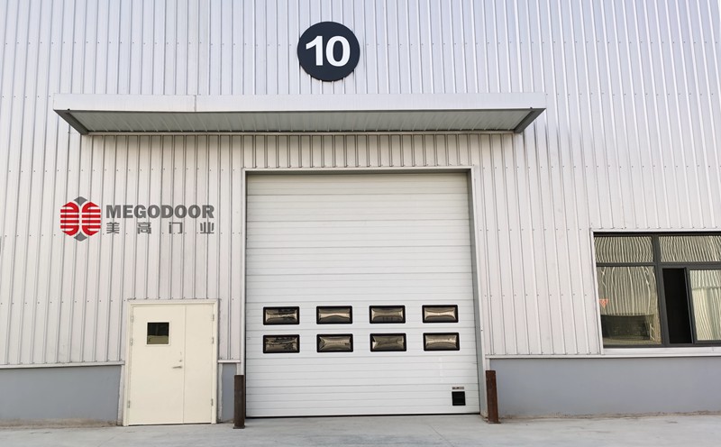 美高門(mén)業(yè)：無(wú)錫專(zhuān)業(yè)提升門(mén)制造商，打造保溫、抗風(fēng)、密封、防蟲(chóng)的高品質(zhì)工業(yè)門(mén)系統(tǒng)插圖