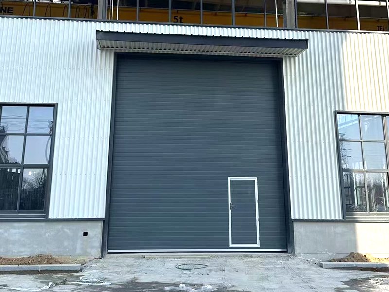 無錫倉儲物流分段式電動滑升門：高效與安全的完美結(jié)合插圖